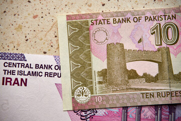 rupia pakistańska i rial irański, banknoty © Marcin Łazarczyk