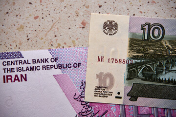 rubel rosyjski i rial irański, banknoty © Marcin Łazarczyk