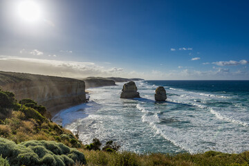 Obraz premium Breathtaking sight of the Twelve Apostles rock formations against the ocean, showcasing nature’s artistry along the Great Ocean Road in Victoria.