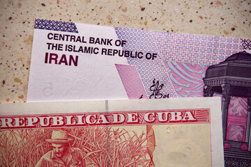 peso kubańskie i rial irański, banknoty © Marcin Łazarczyk