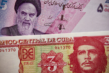 peso kubańskie i rial irański, banknoty © Marcin Łazarczyk