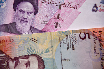 bolívar venezuela i rial irański, banknoty © Marcin Łazarczyk