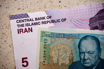 funt szterling i rial irański, banknoty © Marcin Łazarczyk
