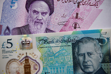 funt szterling i rial irański, banknoty © Marcin Łazarczyk