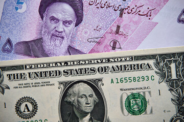 dolar amerykański i rial irański, banknoty © Marcin Łazarczyk