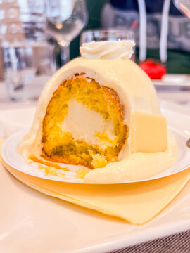 Delizia al limone tradizionale napoletana fatta con pan di Spagna, crema pasticcera a limone e panna servita in un ristorante elegante come dessert