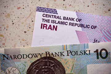 polski złoty i rial irański, banknoty © Marcin Łazarczyk