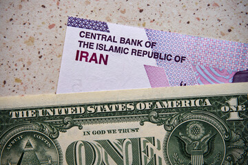 dolar amerykański i rial irański, banknoty © Marcin Łazarczyk