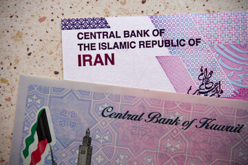 dinar kuwejcki i rial irański, banknoty © Marcin Łazarczyk