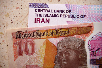 funt egipski i rial irański, banknoty © Marcin Łazarczyk