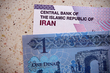 dinar libijski i rial irański, banknoty © Marcin Łazarczyk