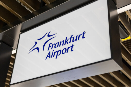 Ein Monitor mit dem Logo des Flughafens Frankfurt ist 
 zu sehen. 
