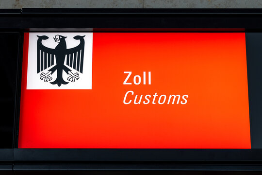 Eine Beschilderung im neuen Terminal 3 am Flughafen Frankfurt weist auf den Zollbereich hin. 