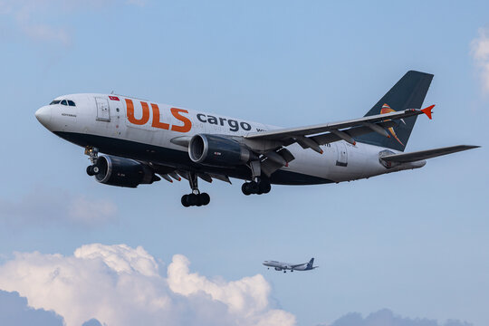 ULS Cargo Airbus A310-300F im Anflug auf den Flughafen Frankfurt am Main. 