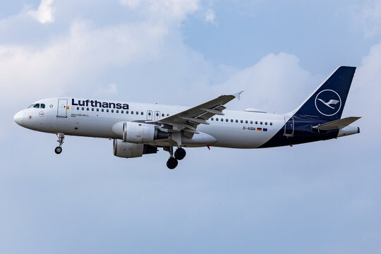 Lufthansa Airbus A320-200 im Anflug auf den Flughafen Frankfurt am Main. Das Passagierflugzeug ist in Seitenansicht mit ausgefahrenem Fahrwerk w&auml;hrend der Landephase.