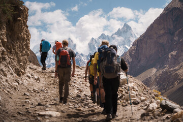 Group of trekkers hiking on baltoro trek karakoram mountains. Baltoro © Larraend Fotografía