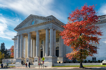 Fototapeta premium Monumental courthouse facade and colorful fall tree in Washington DC USA
