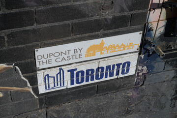 Obraz premium close-up of Dupont by the Castle and City of Toronto plaques on the wall of 272 Dupont St, Toronto