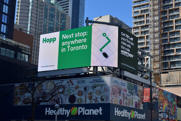 Obraz premium rooftop digital billboard advertising atop 322 Yonge St for Hopp, a rideshare service in Toronto