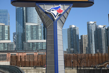 Obraz premium Rogers Centre Gardiner LED pylon sign structure with Toronto Blue Jays logo (west facing side) at Rees St and Bremner Blvd