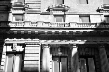 Obraz premium black and white view of The Traders Bank Building, a 15-storey Edwardian Baroque skyscraper designed by Carrère and Hastings, located at 67 Yonge Street (at Colborne St) in Toronto