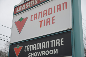 Obraz premium RioCan Leaside Centre, Canadian Tire roadside pylon sign at 825 Eglinton Av E, Toronto