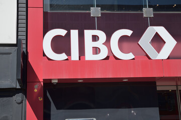 Obraz premium Canadian Imperial Bank of Commerce corporate logo and branch sign at 364 Queen St W, Toronto