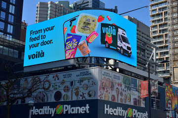 Naklejka premium rooftop digital billboard with ad for Voilà, a Canadian online grocery service run by Sobeys, over Healthy Planet - Yonge & Dundas, 322 Yonge St, Toronto