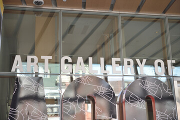 Naklejka premium detail of window and physical 3d signs in front of the Art Gallery of Ontario, 317 Dundas St W, Toronto