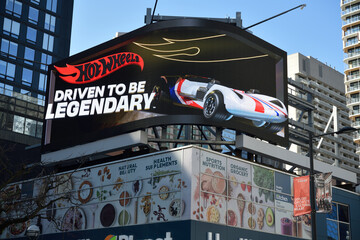 Naklejka premium rooftop digital billboard with ad for Hot Wheels, over Healthy Planet - Yonge & Dundas, 322 Yonge St, Toronto