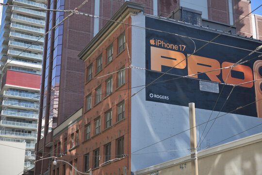 wall mural featuring Apple Inc technology on the west facing side of 409 King St W, Toronto
