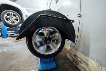 The process of balancing a car wheel using an electronic balancer