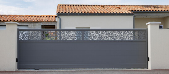 Portail en aluminium d'une maison © hcast
