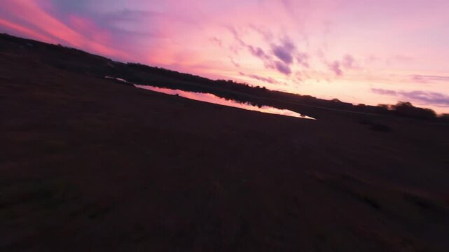 Flug &uuml;ber einen Baggersee im magischen Sonnenuntergang