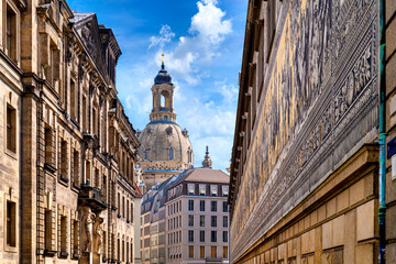 Obraz premium View through narrow street in Dresden to the dome of the Frauenkirche on a sunny day in summer