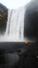 Człowiek uciekający przed wodą z wodospadu  © Asnyko