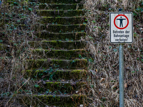 Treppe zur Bahnstrecke