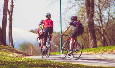 Naklejka premium Cyclists ride on the bike path in the city Park 