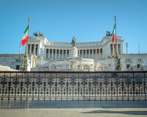 Obraz premium Rome, Italy, Altare della Patria: Monumental building with Italian flags and statue