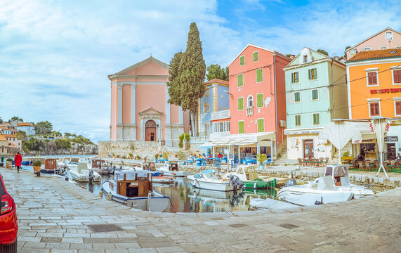 Mali Lo&scaron;inj Island, Croatia: Colorful buildings and boats in a harbor