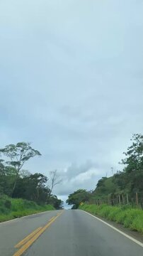 Time lapse dirigindo na estrada, na cidade de Araponga, regi&atilde;o da Serra do Papagaio, Estado de Minas Gerais, Brasil