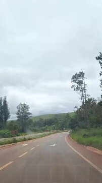 Time lapse dirigindo na estrada, na cidade de Araponga, regi&atilde;o da Serra do Papagaio, Estado de Minas Gerais, Brasil