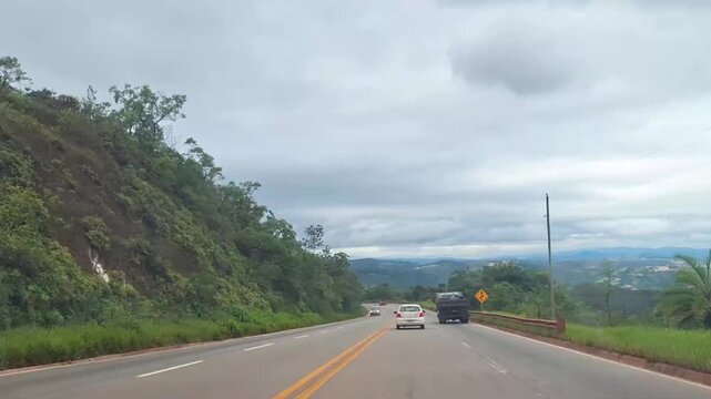 Time lapse dirigindo na estrada, na cidade de Araponga, regi&atilde;o da Serra do Papagaio, Estado de Minas Gerais, Brasil