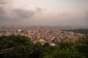 Obraz premium The cityscape of Kathmandu the capital city of Nepal seen from Swayambhunath stupa at evening. The city located in the bowl-shaped Kathmandu Valley of central Nepal.