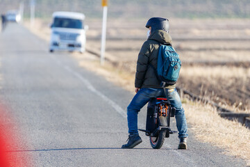 珍しい電動一輪車。 日本国内の公道では許可されていないので、私道である農園で走行している。 大久保農耕地埼玉県さいたま市 - 2026 © d3_plus
