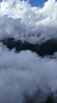 Monta&ntilde;a entre las nubes