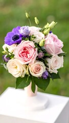 Fototapeta premium A beautiful floral arrangement on a white pedestal
