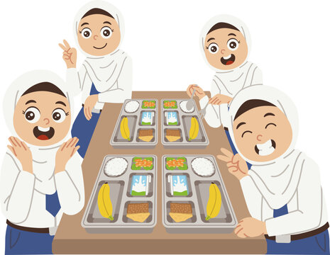 Siswa senang dan berfoto sebelum makan bersama