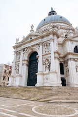 Obraz premium Visit to a historic church with grand architecture during the day in Venice, Italy