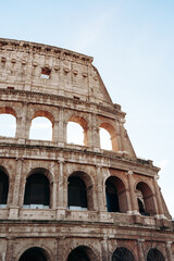 Obraz premium Colosseum in Rome shows ancient architecture under clear sky during daylight hours